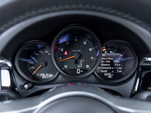 Certified 2021 Porsche Macan AWD/4WD image 32