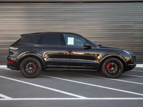 Certified 2023 Porsche Cayenne GTS AWD/4WD image 9