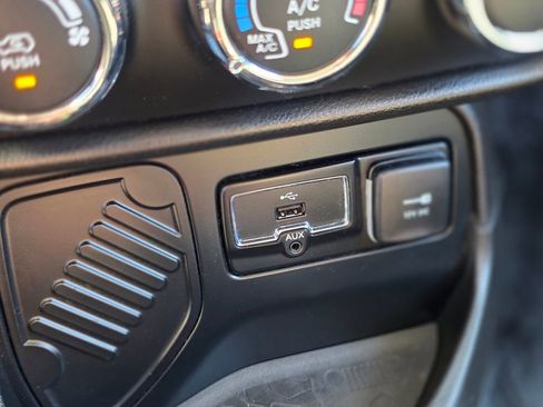 Used 2017 Jeep Renegade Altitude image 29