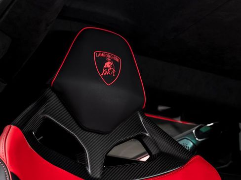 Used 2025 Lamborghini Revuelto image 36