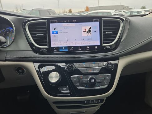 Used 2023 Chrysler Pacifica Touring-L image 27