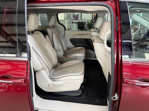 Used 2017 Chrysler Pacifica Platinum FWD image 14