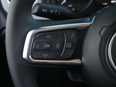 Used 2025 Jeep Wrangler Sahara image 30