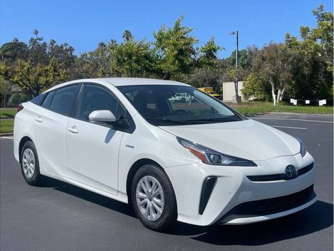 Used 2019 Toyota Prius LE image 1