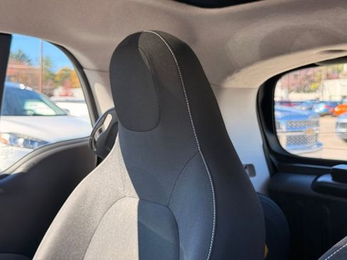 Used 2017 smart fortwo pure image 19