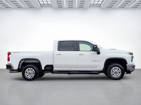 Used 2025 Chevrolet Silverado 2500 LT AWD/4WD image 3