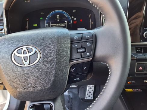 Used 2025 Toyota Camry SE FWD image 17