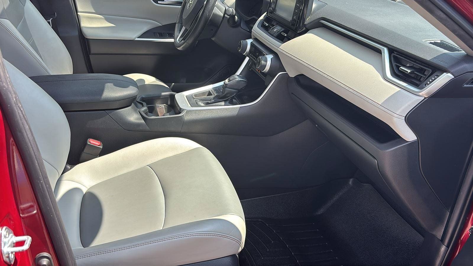 Used 2019 Toyota RAV4 XLE Premium FWD image 23