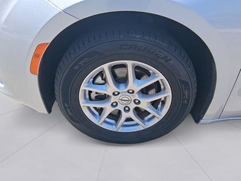 Used 2023 Chrysler Voyager LX FWD image 9