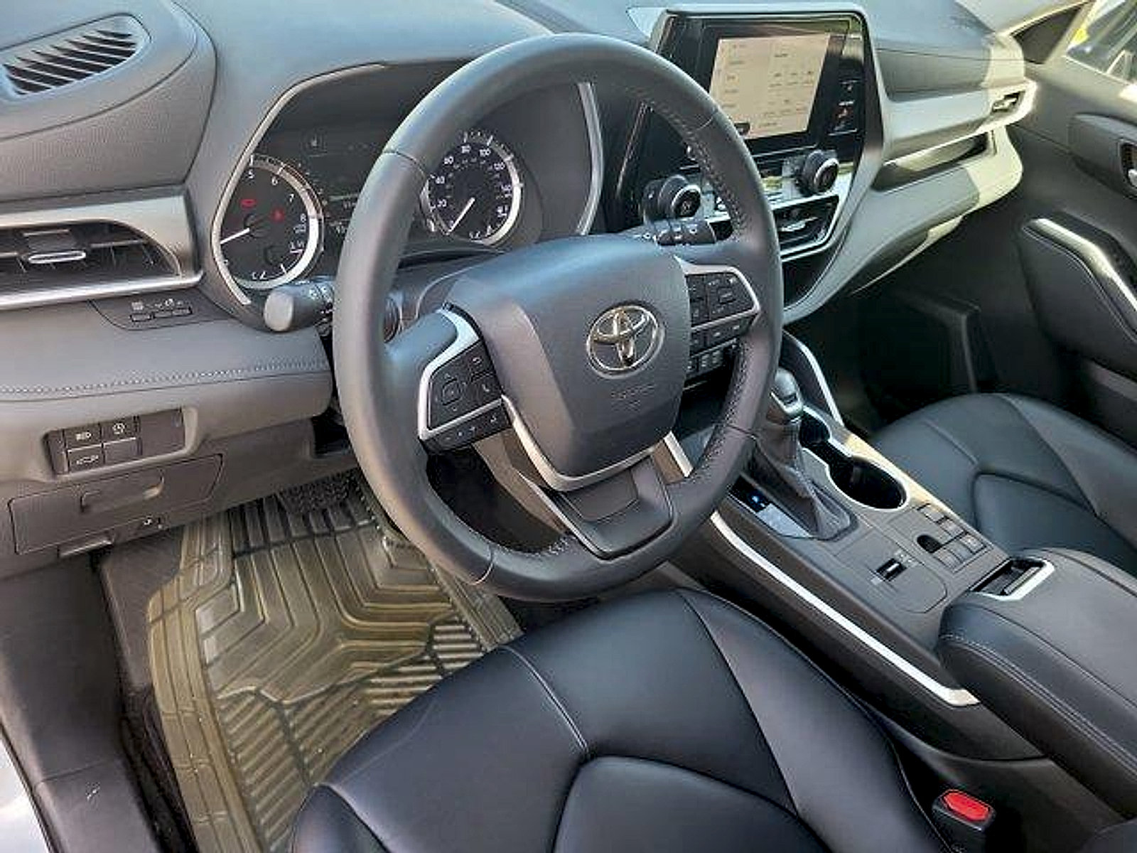 Used 2023 Toyota Highlander XLE FWD image 25