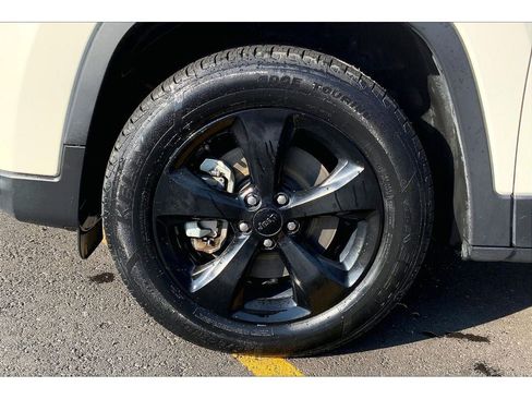 Used 2019 Jeep Cherokee Latitude Plus AWD/4WD image 10