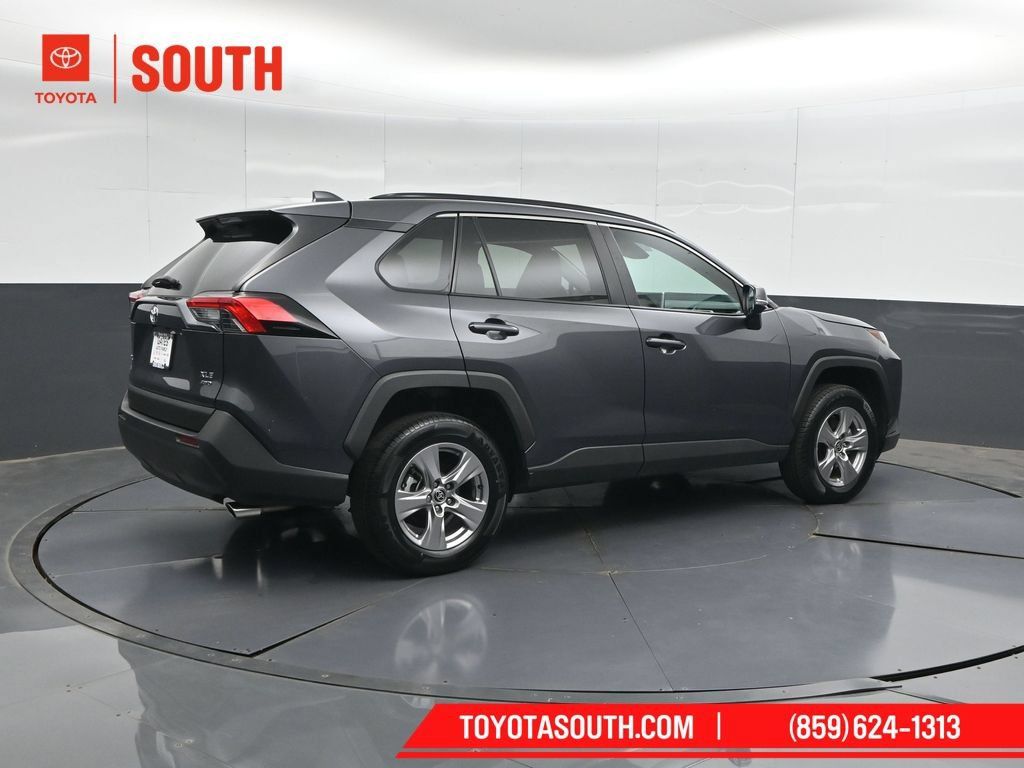 Used 2025 Toyota RAV4 XLE AWD/4WD image 2