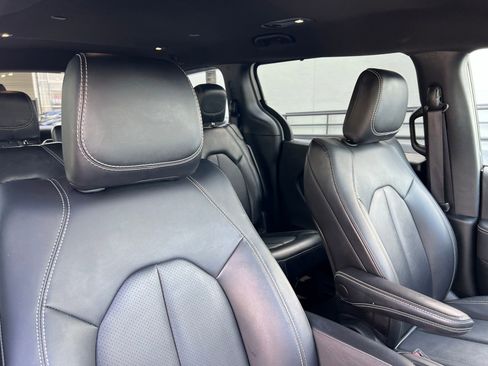 Used 2025 Chrysler Pacifica Select image 60