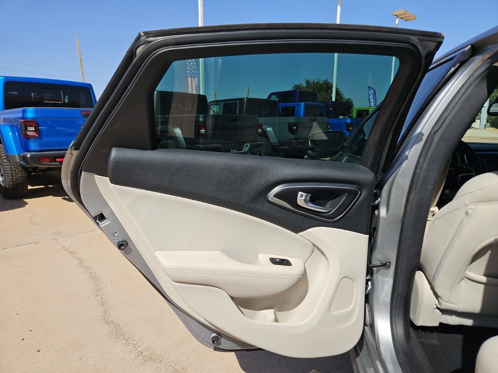 Used 2016 Chrysler 200 Limited FWD image 15