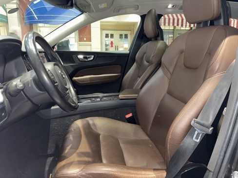 Used 2018 Volvo XC60 T5 Momentum w/ Vision Package image 12