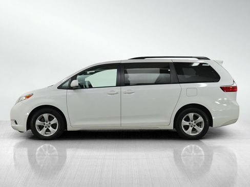 Used 2017 Toyota Sienna LE image 2