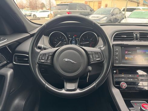 Used 2018 Jaguar F-PACE Premium image 13