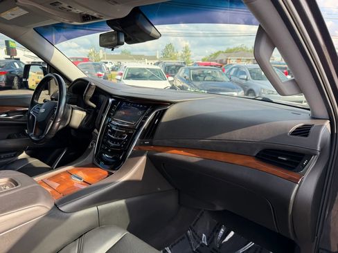Used 2017 Cadillac Escalade Premium Luxury AWD/4WD image 19