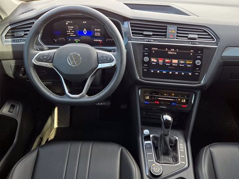 Used 2024 Volkswagen Tiguan SE AWD/4WD image 22