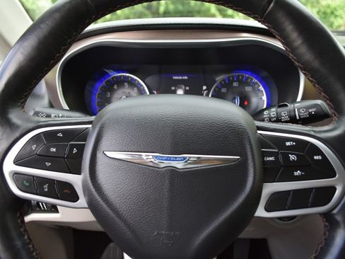 Used 2019 Chrysler Pacifica Touring-L Plus FWD image 13