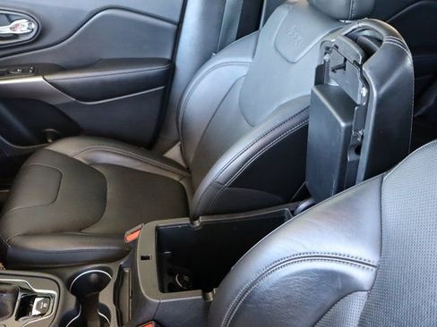 Used 2019 Jeep Cherokee Limited image 39