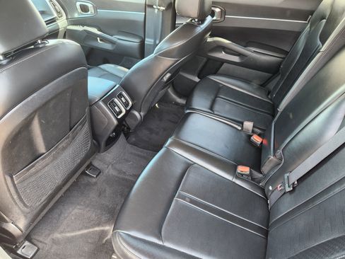 Used 2024 Kia Sorento S image 9