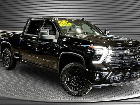 Used 2024 Chevrolet Silverado 2500 High Country w/ Midnight Edition AWD/4WD image 3
