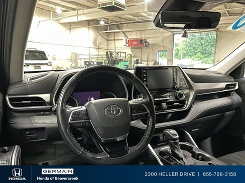 Used 2020 Toyota Highlander XLE AWD/4WD image 15