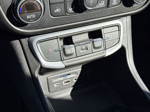 Used 2024 GMC Terrain SLT w/ Elevation Edition image 26