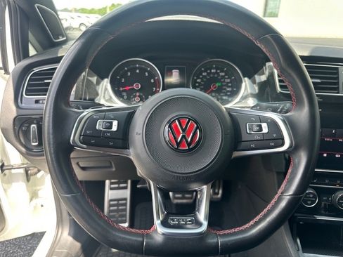 Used 2018 Volkswagen Golf 4-Door image 8