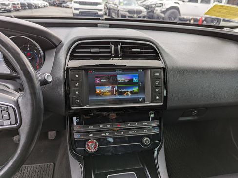 Used 2017 Jaguar XE Premium image 16