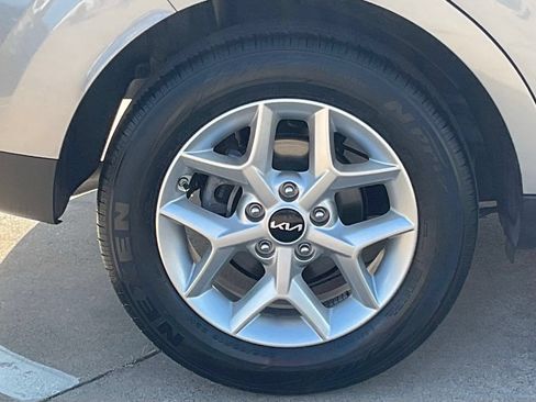 Used 2025 Kia Soul LX w/ LX Technology Package FWD image 7