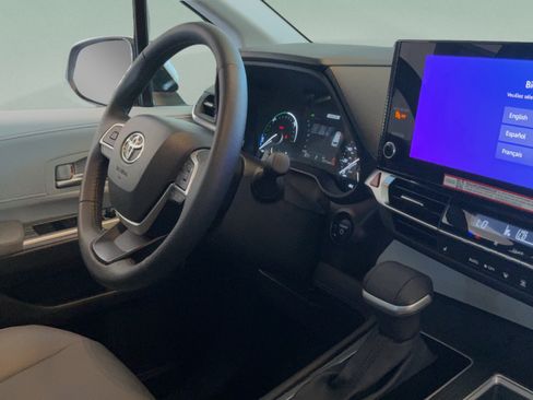 Used 2026 Toyota Sienna XLE FWD image 43