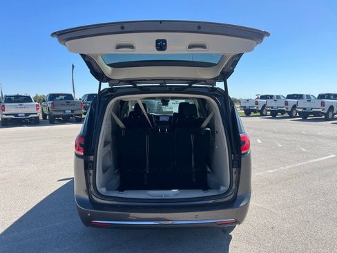 Used 2023 Chrysler Pacifica Touring-L image 5