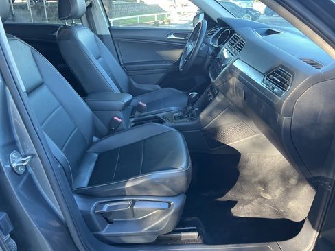 Used 2021 Volkswagen Tiguan SE image 12