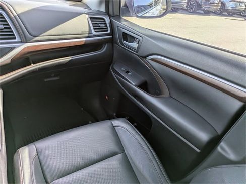 Used 2016 Toyota Highlander Limited Platinum image 17