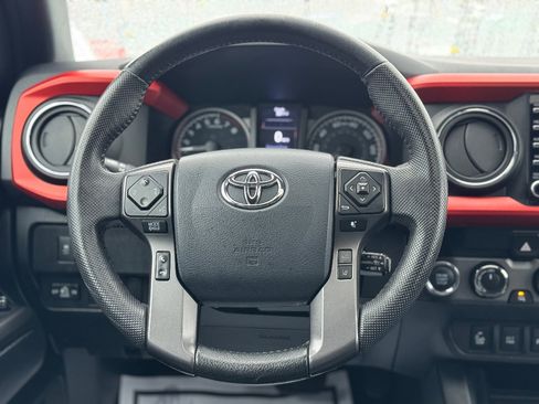 Used 2020 Toyota Tacoma TRD Off-Road image 3
