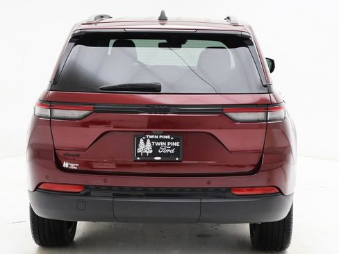 Used 2024 Jeep Grand Cherokee Altitude image 7