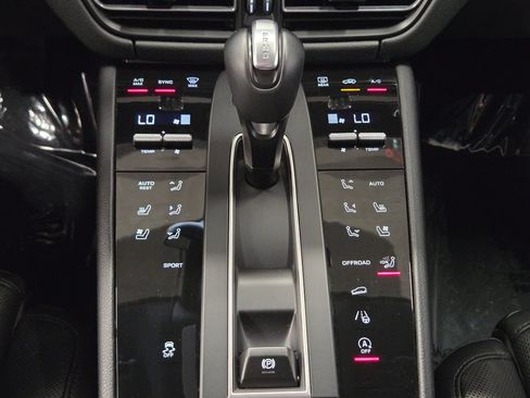Certified 2025 Porsche Macan AWD/4WD image 24