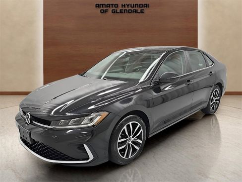 Used 2025 Volkswagen Jetta SE image 1