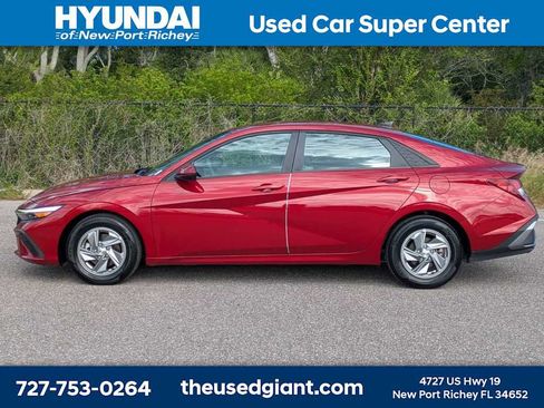 Used 2024 Hyundai Elantra SE FWD image 2