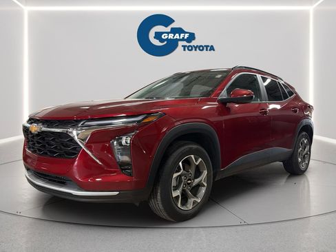 Used 2025 Chevrolet Trax LT w/ LT Convenience Package FWD image 2