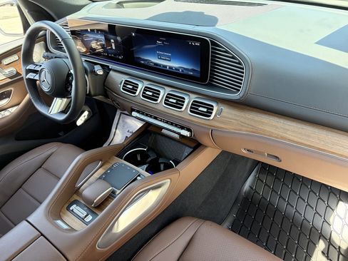 Used 2025 Mercedes-Benz GLS 450 4MATIC image 12