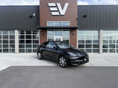 Used 2024 Tesla Model Y Long Range RWD image 1