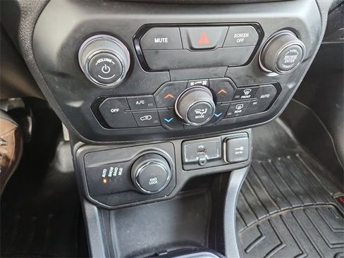 Used 2018 Jeep Renegade Latitude image 17