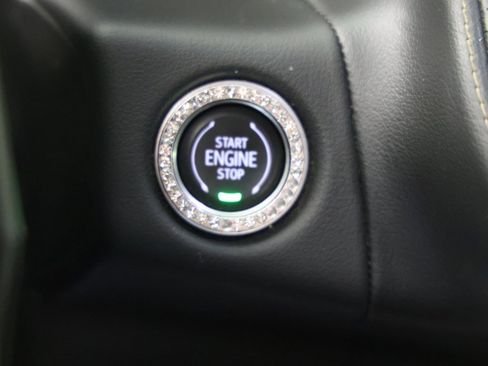 Used 2021 GMC Yukon SLT w/ SLT Premium Package image 16