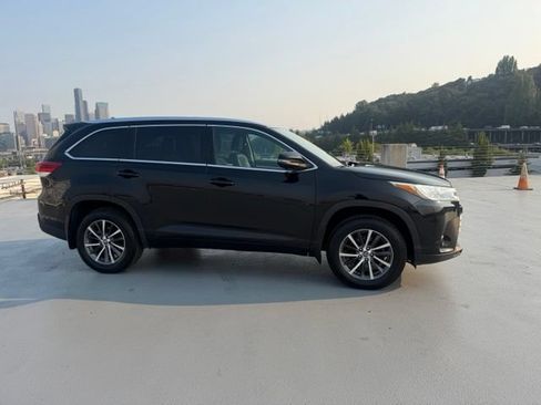 Used 2018 Toyota Highlander XLE AWD/4WD image 2