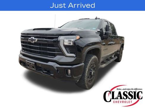 Used 2024 Chevrolet Silverado 2500 LT w/ Midnight Edition AWD/4WD image 4