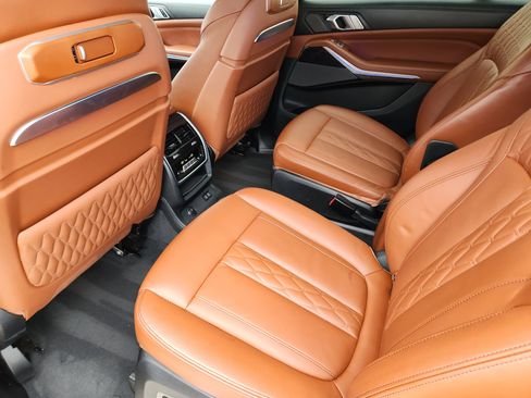 Used 2023 BMW X7 M60i w/ Executive Package image 33