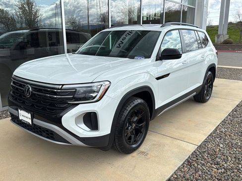 New 2025 Volkswagen Atlas Peak Edition SE image 1